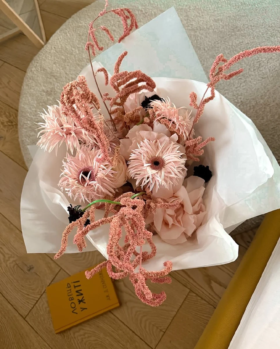 Квіти й книга Наді Дорофєєвої