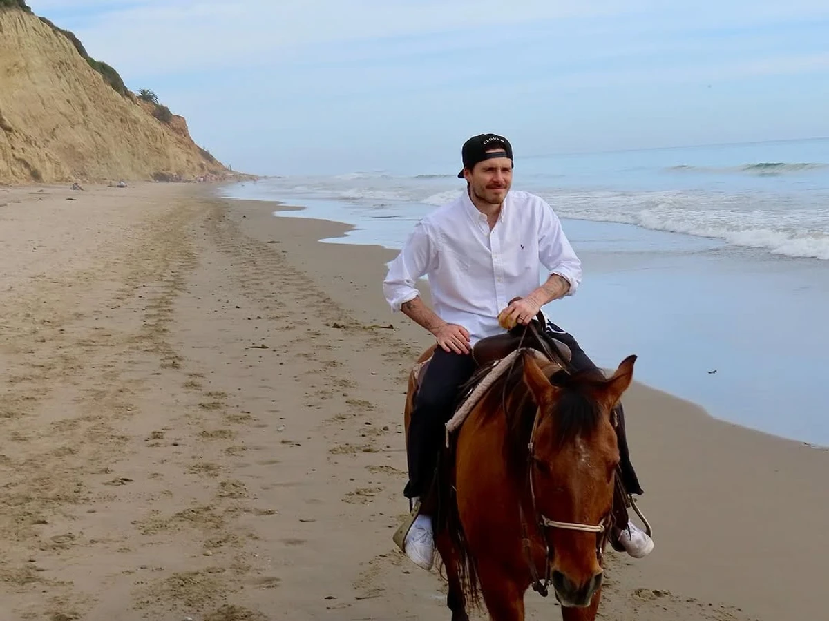 Бруклін Бекхем на пляжі покатався на коні