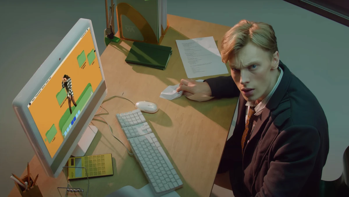 Анна Трінчер спокушала чоловіка на відео