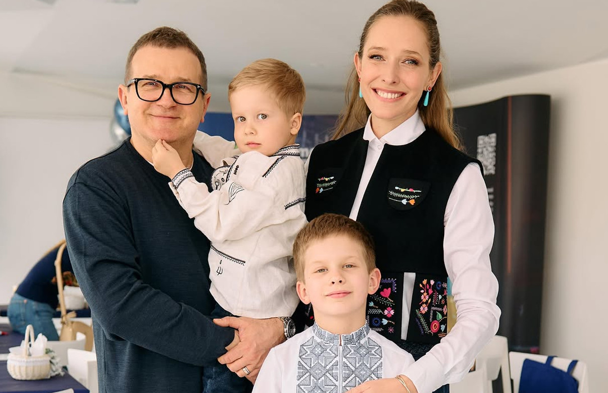 Катерина Осадча з родиною на фото