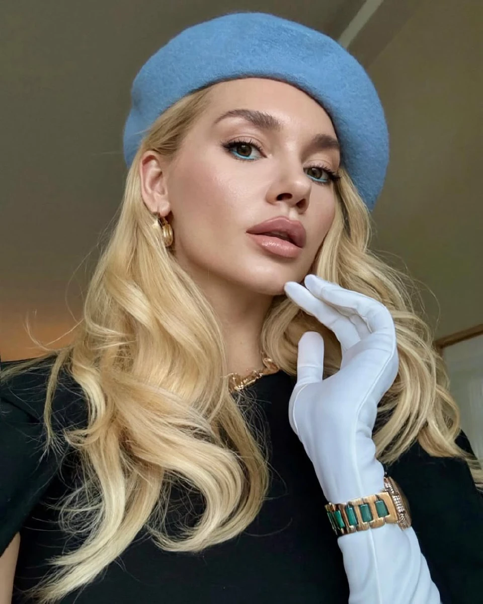 Міша Романова наробила портретних фото