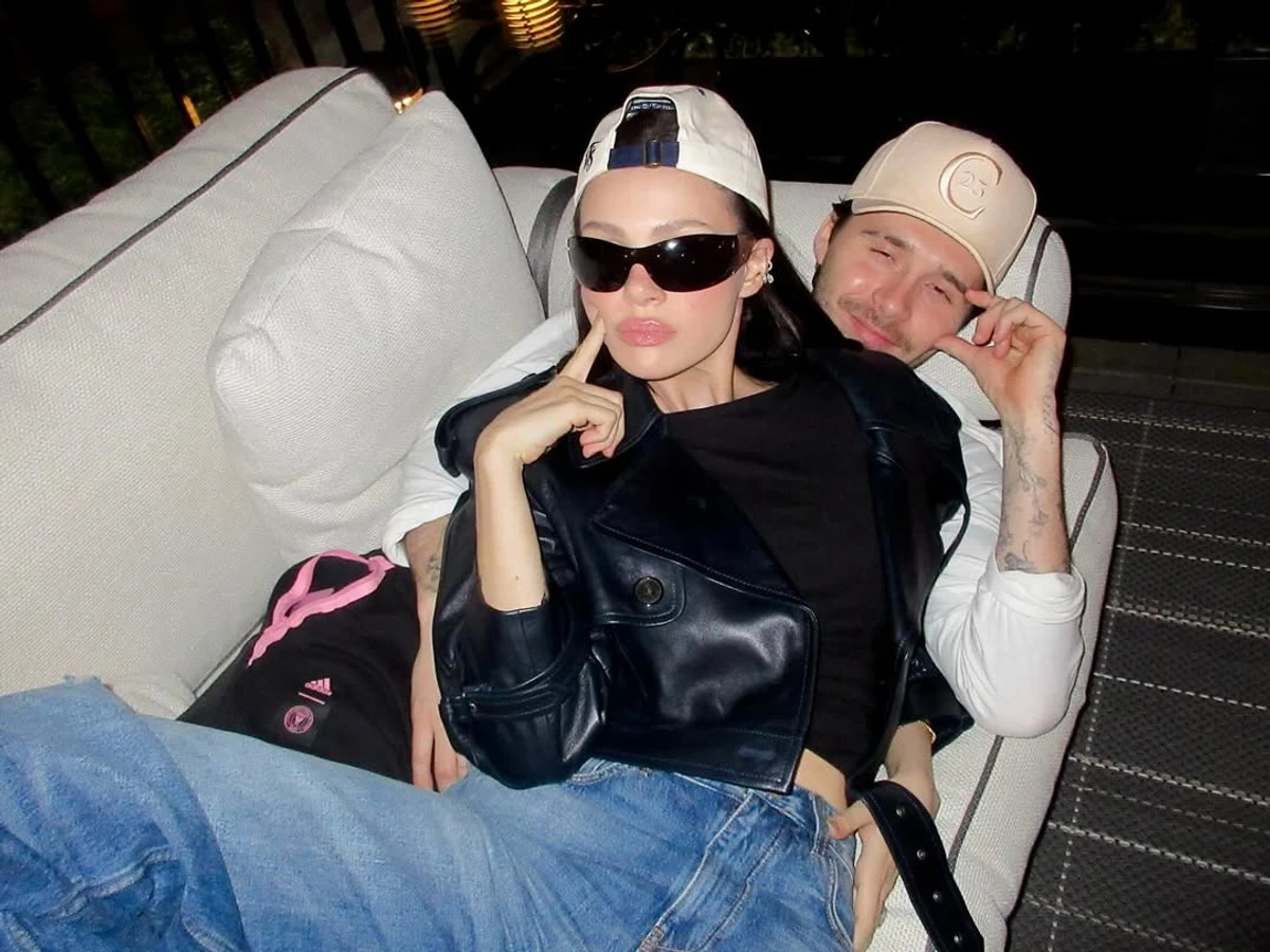 Син Бекхемів притулився до дружини для фото