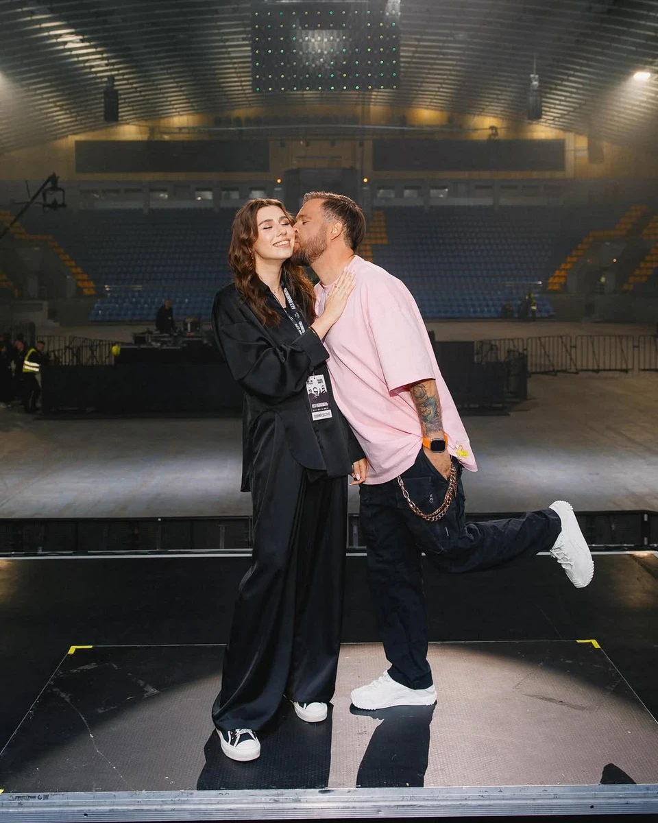 Сергій Танчинець поцілував свою дівчину у Палаці Спорту