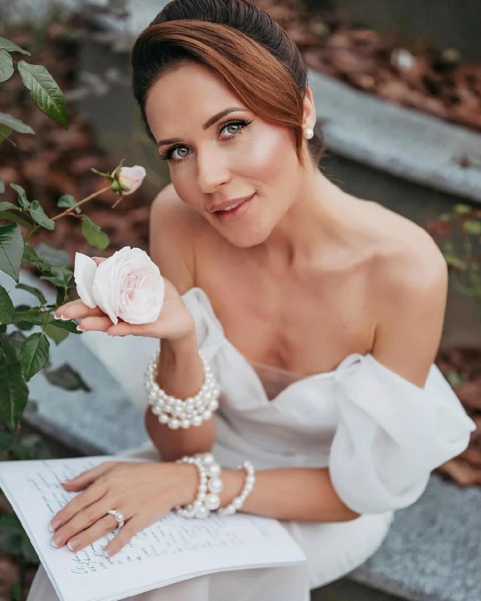 Денисенко у декольтованій сукні