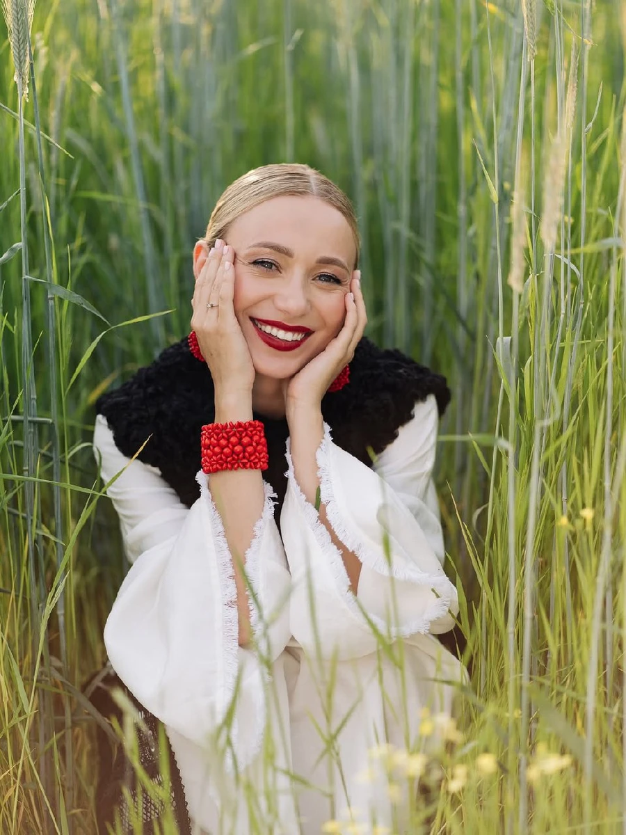 Репяхова у сорочці з намистом