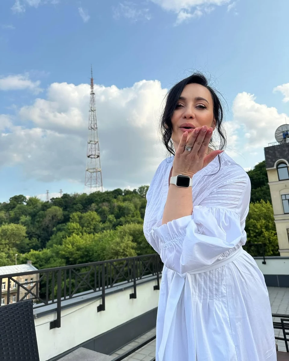 Соломія Вітвіцька подарувала фанатам поцілунок на балконі