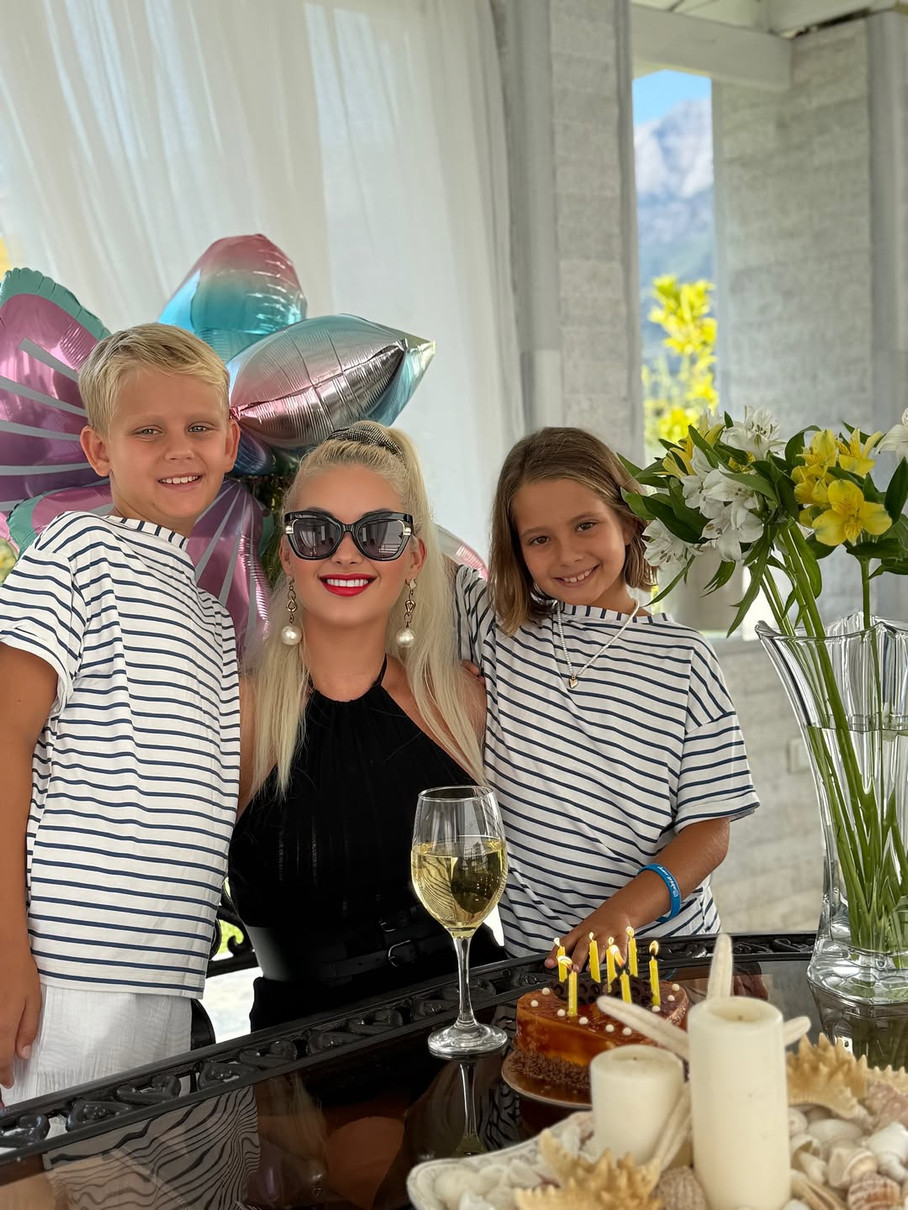 Катя Бужинська з дітьми