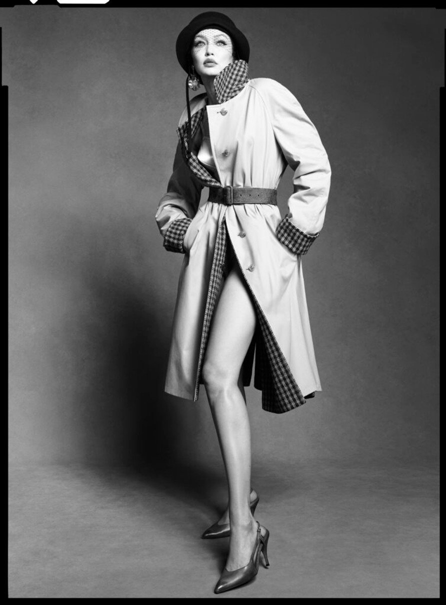 Джіджі Хадід у тренчі похвалилася довгими ногами для глянцю