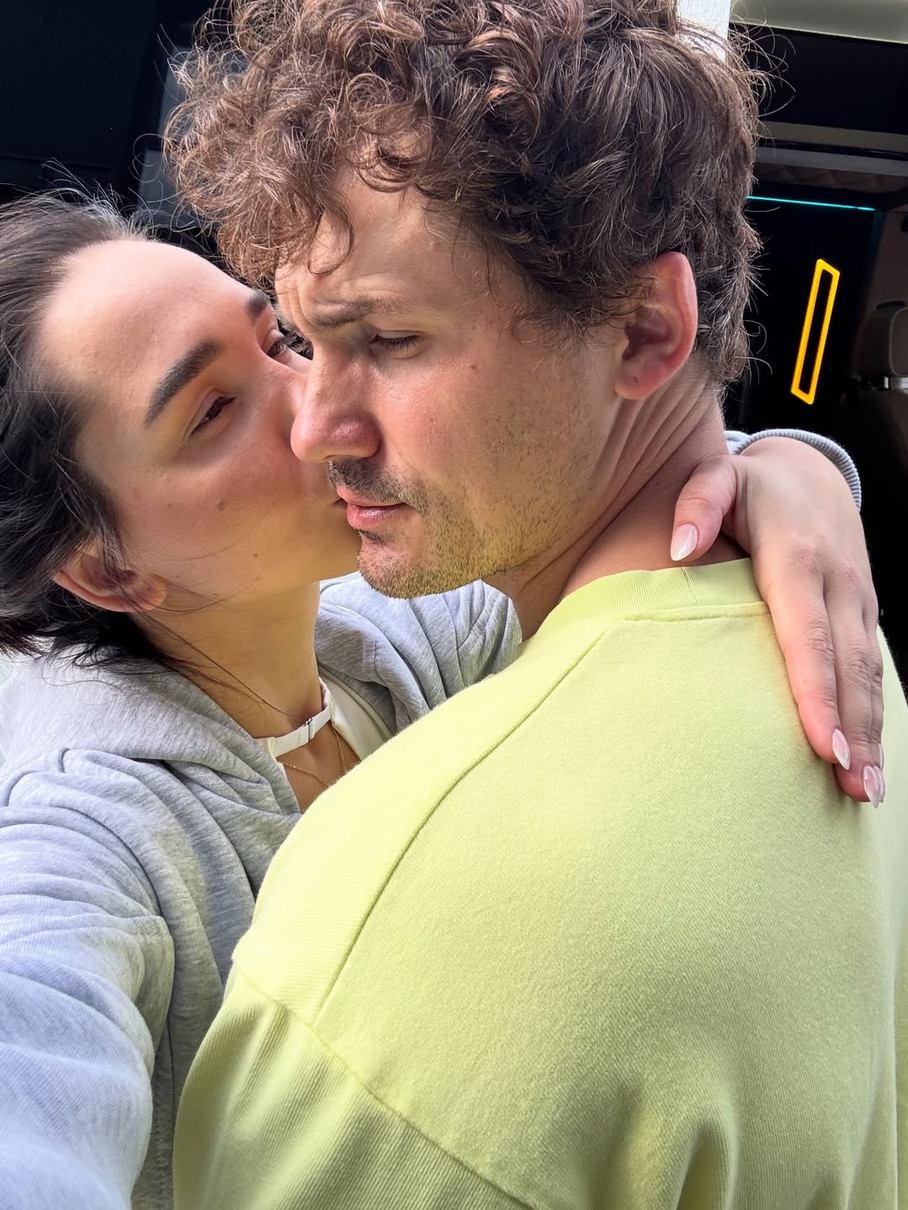 Наталія Татарінцева поцілувала Євгена Кота на прощання перед відпусткою