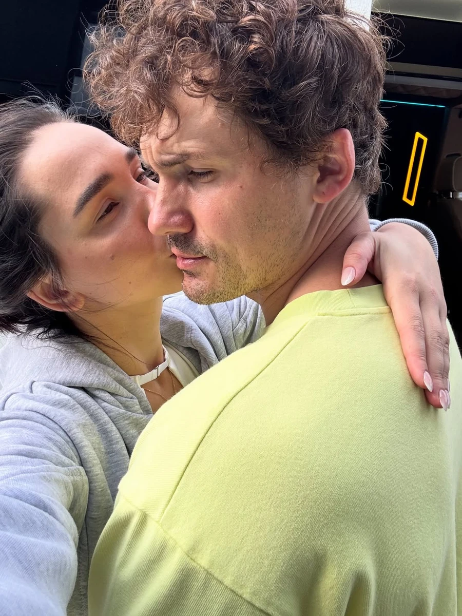 Наталія Татарінцева поцілувала Євгена Кота на прощання перед відпусткою