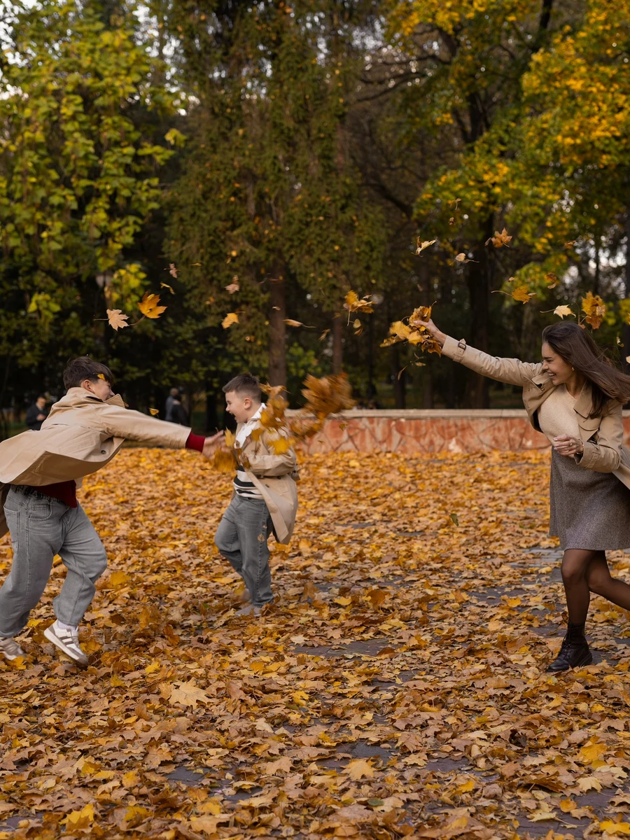 Покидатися жовтим листям з синами заради класних кадрів - Саша вміє розважатися і розважати своїх дітей 
