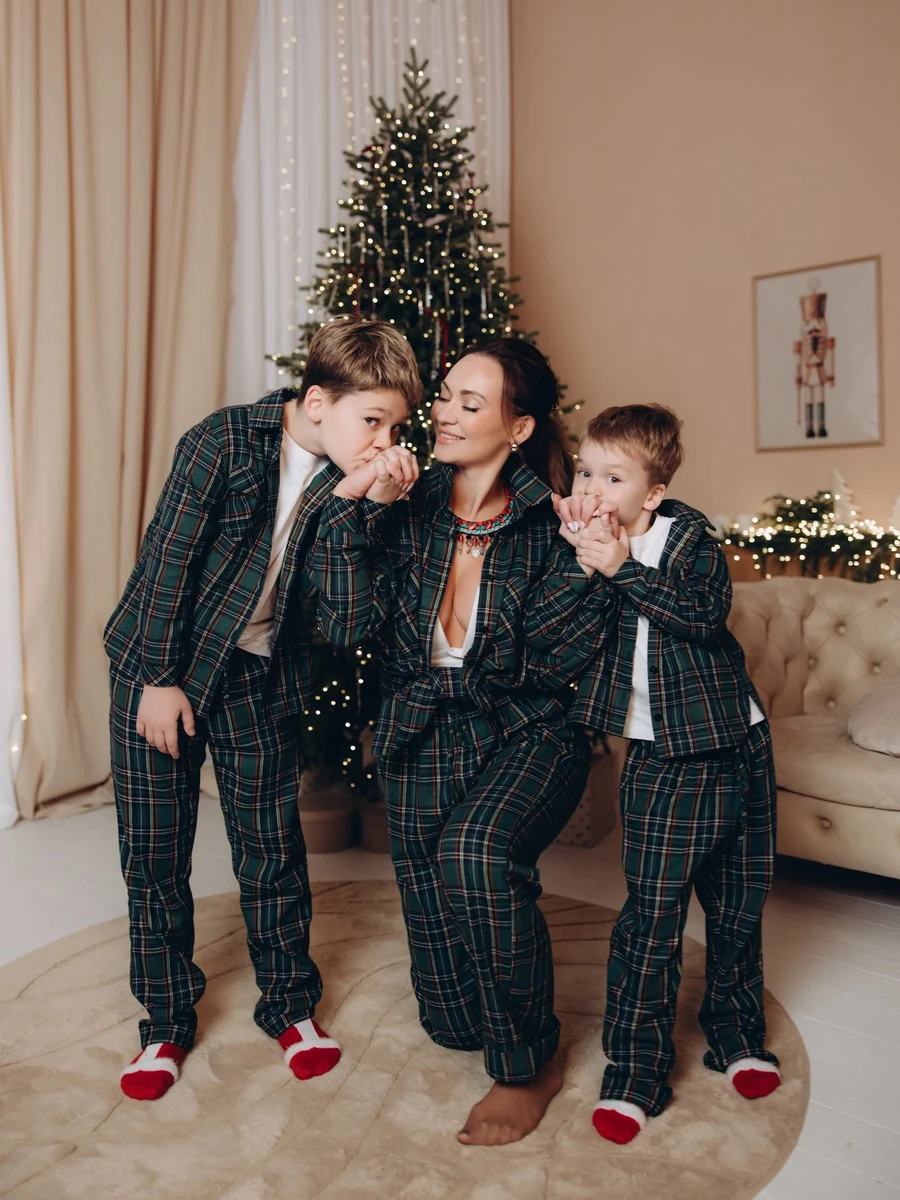 Хлопчики люблять свою матусю, а вона балує їх смаколиками 