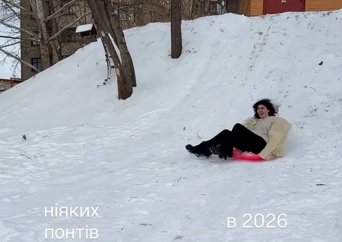 Сабіна Мусіна катається на санчатах