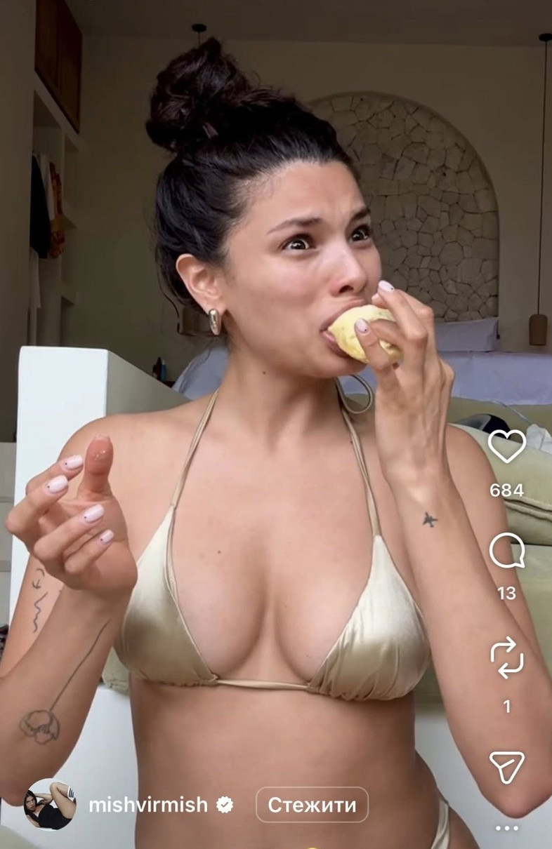 Мішель Андраде в купальнику