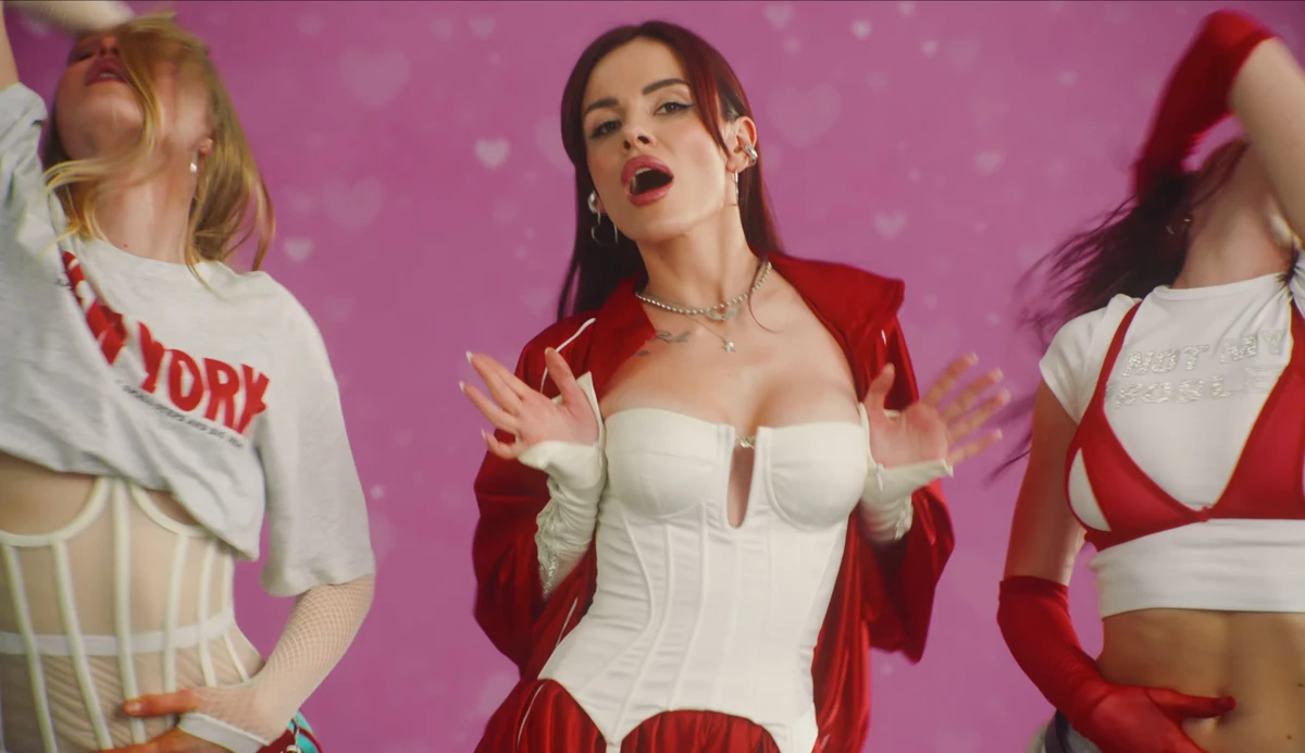 MamaRika у корсеті звабно потанцювала у новому кліпі