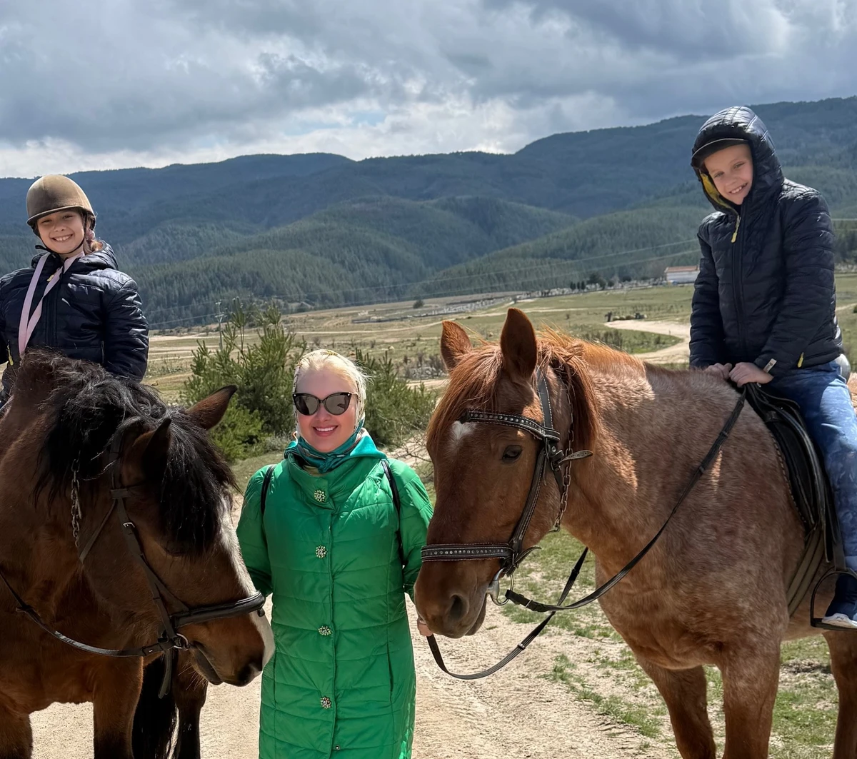 Катерина Бужинська показалася з дітьми верхи на конях