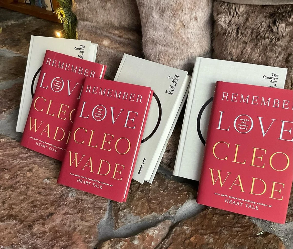 Родина читала разом книгу письменниці Клео Вейд