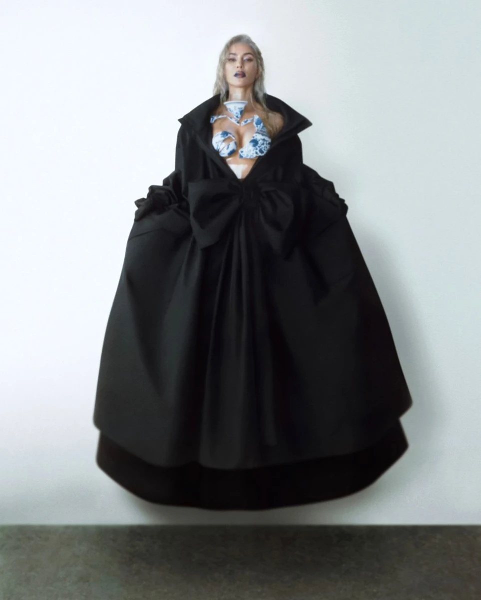 Оверсайз, декольте та... порцеляна