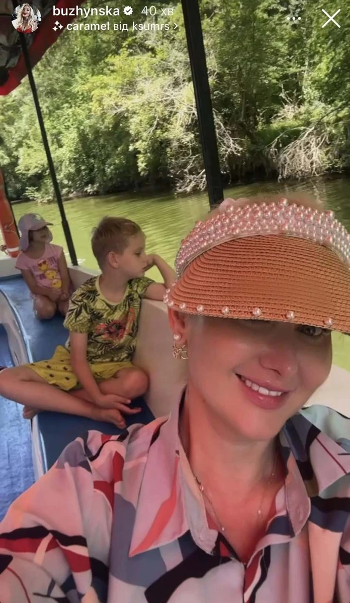 Бужинська показала катання на човні річкою