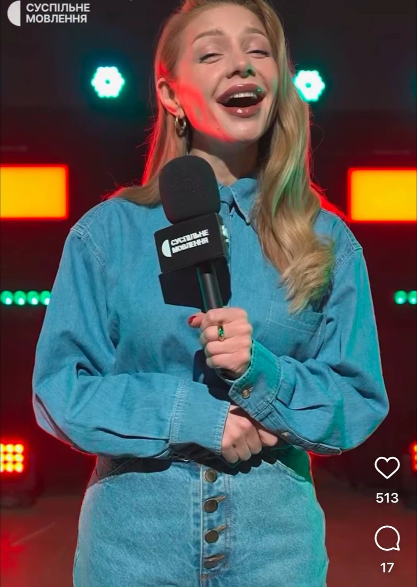 Кароль у денімі заспівала Щедрівку