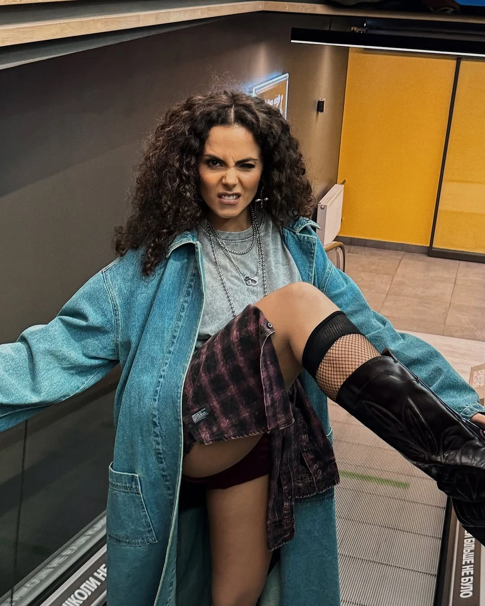 Настя Каменських знялася у гранж-образі на вулиці