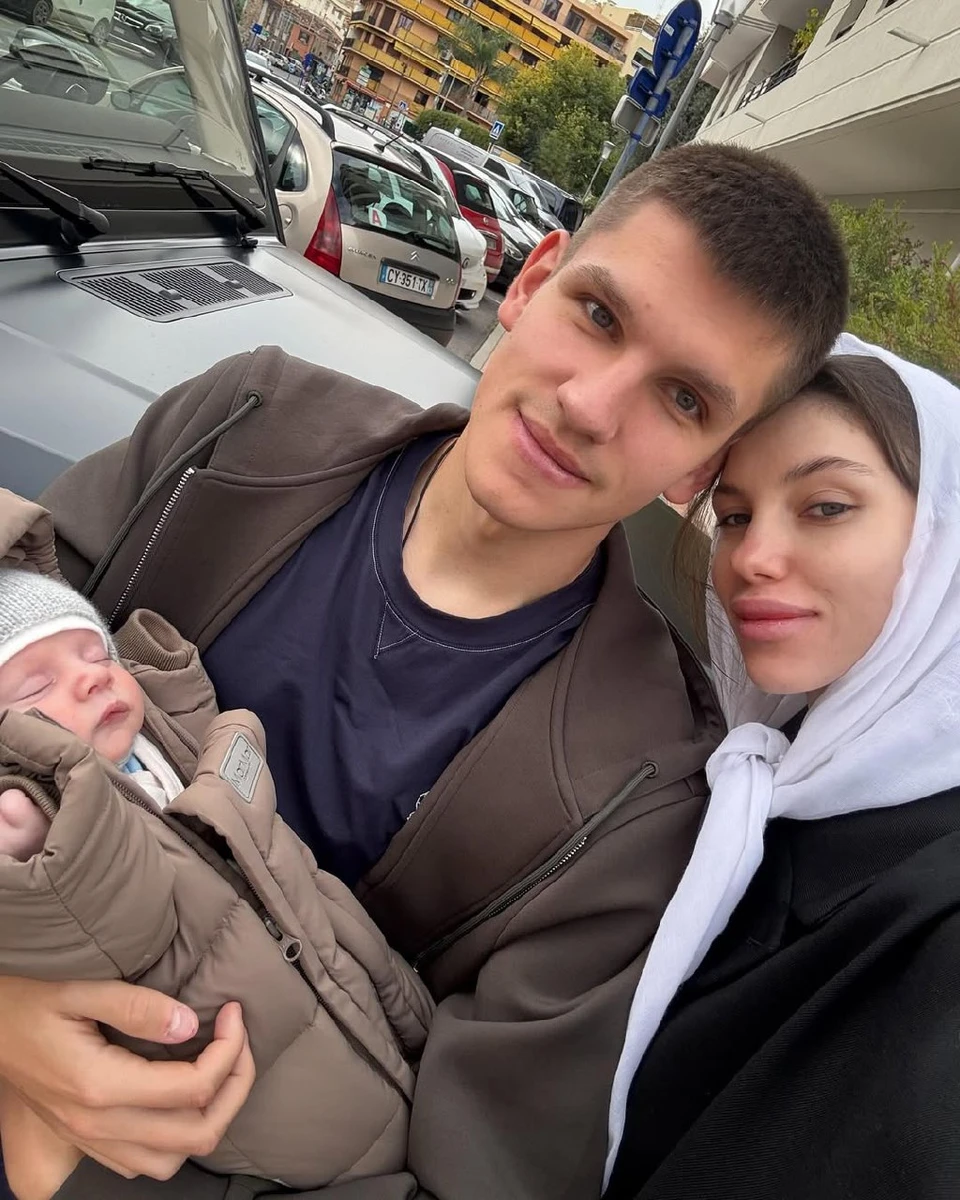 Біловар і Суркіс з дитиною