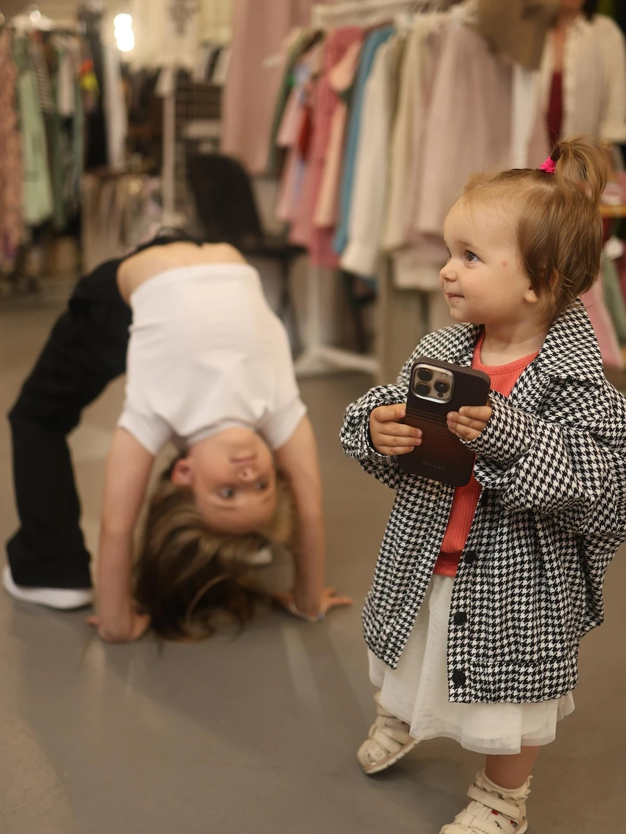 Поліна, звісно ж, одразу влаштувала формі краш-тест на міцність - з акробатикою і шпагатами, - написала Ліля 