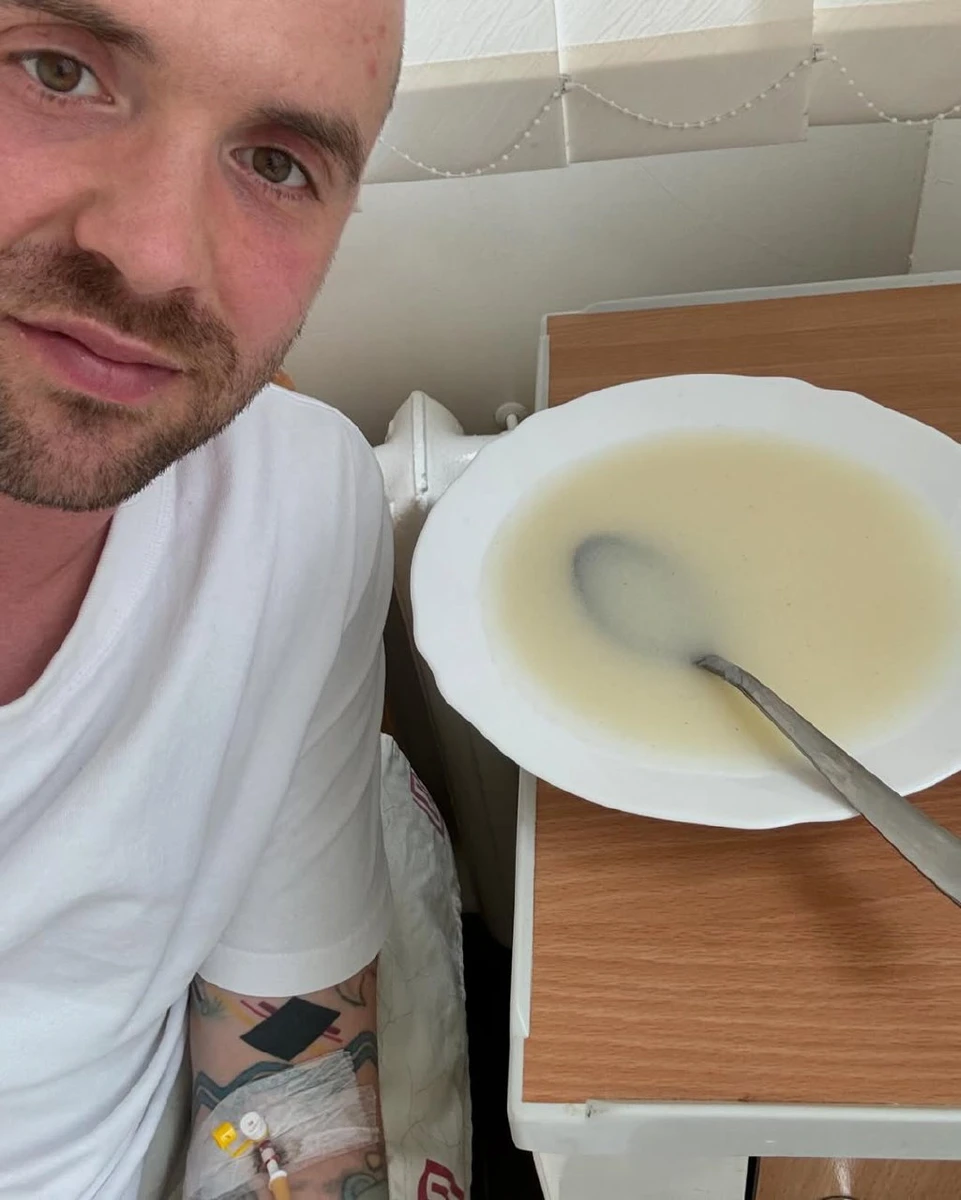 Температура 39, ліг на Пекарську, повна лікарня людей. Жах. Намагаюсь поспілкуватись з усіма особисто... Маночка. Не їв з дитячого садка, - розповів Кацурін про подробиці після отруєння у власному ресторані