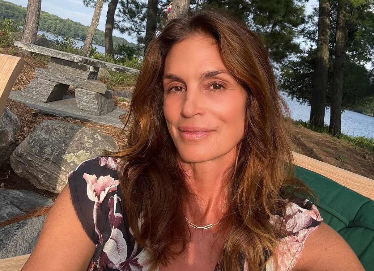 Сінді Кроуфорд показала селфі