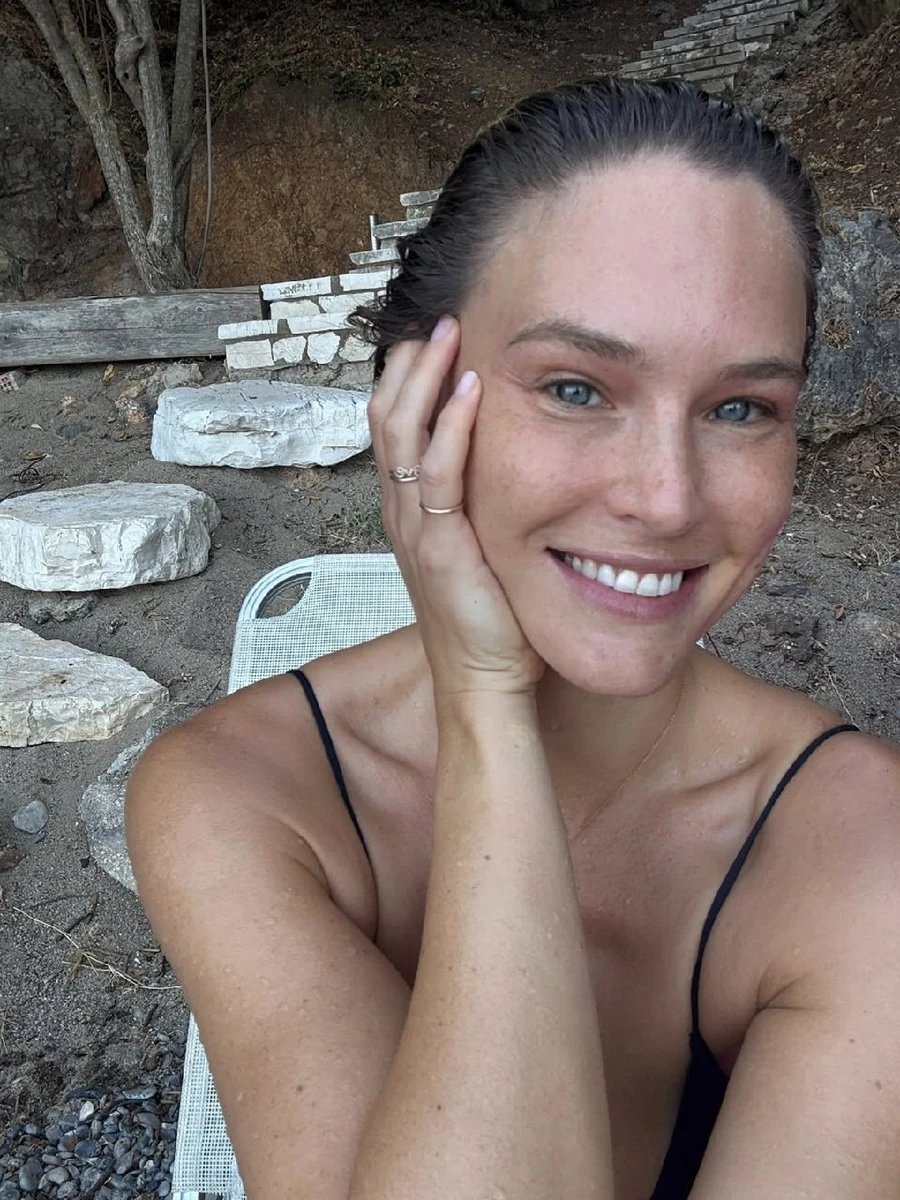 Грецька засмага підкреслила білосніжну усмішку моделі