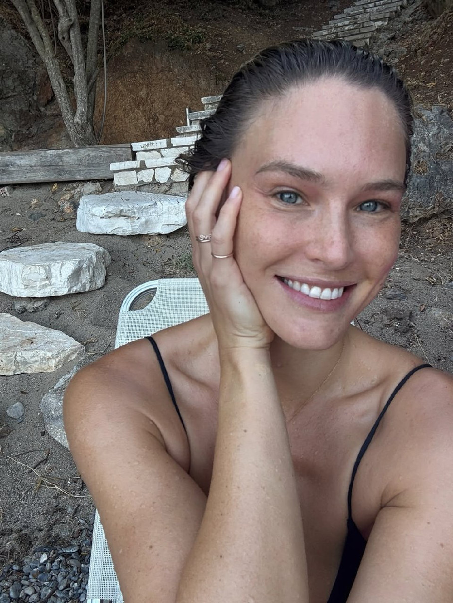 Грецька засмага підкреслила білосніжну усмішку моделі