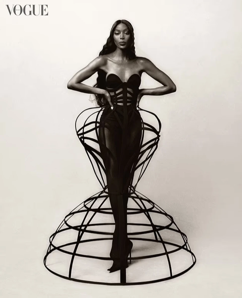 Наомі Кемпбелл у боді та колготках поспокушала своїм тілом для глянцю