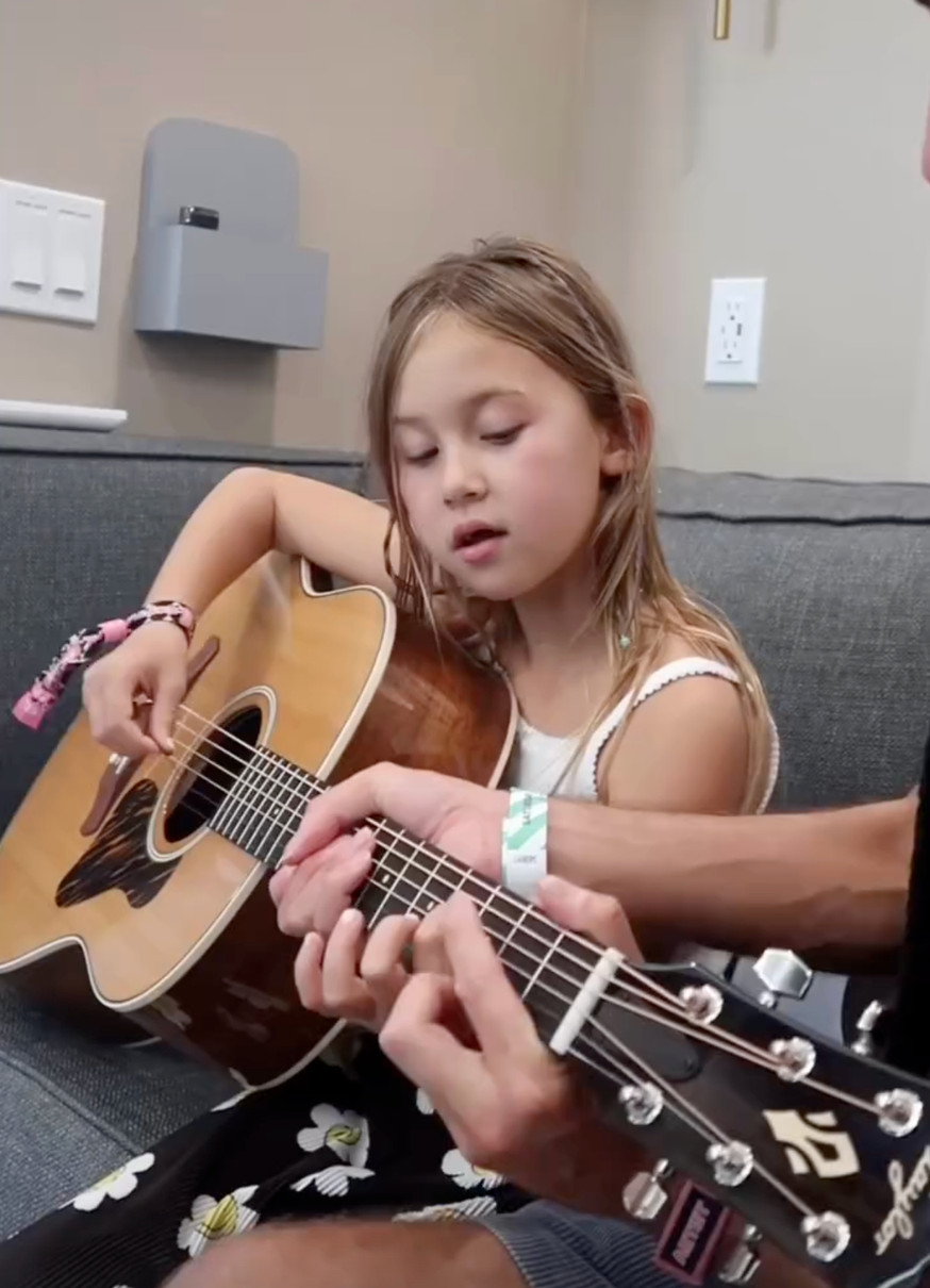 Кейт Хадсон показала свою дочку, яка грає на гітарі