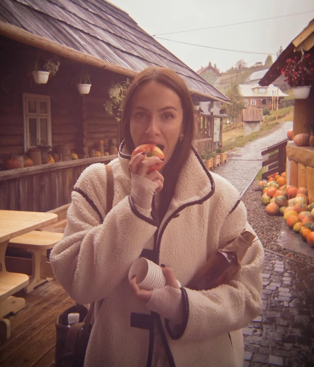 Христина Горняк з яблуком в руках попозувала у Карпатах