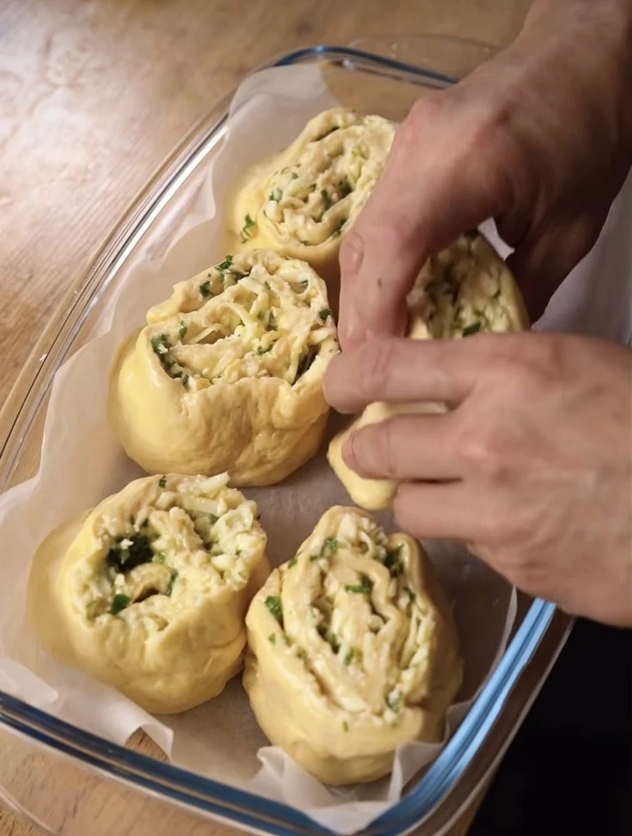 Ось так вклав у форму, дав підійти і відправив випікатися 