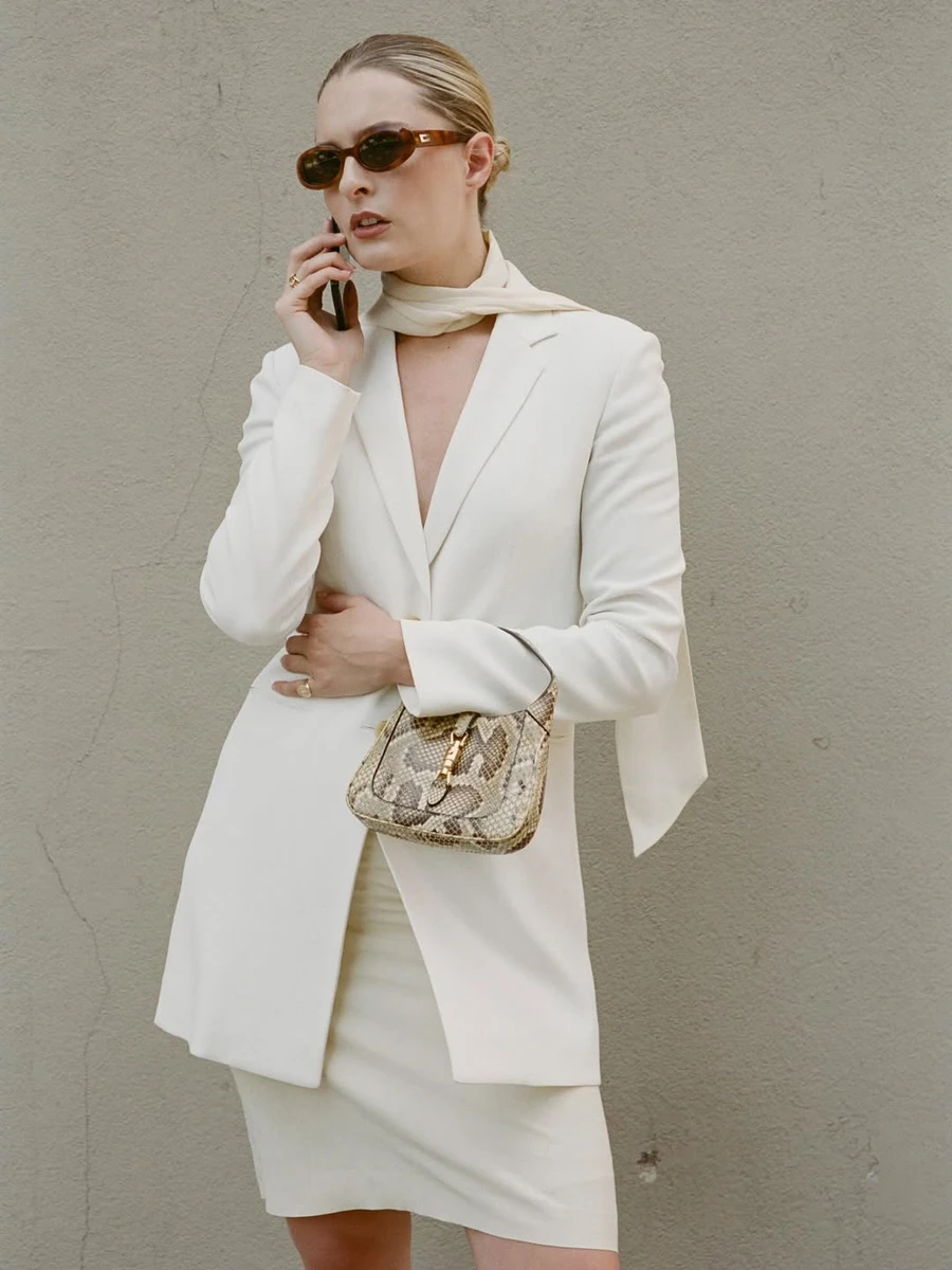 Дівчина у білому шарфі