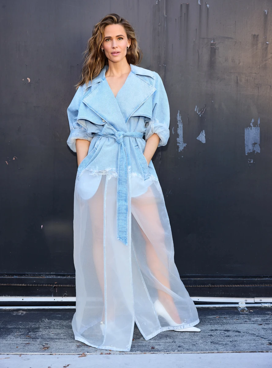 Дженніфер Гарнер посвітила ногами у прозорому тренчі