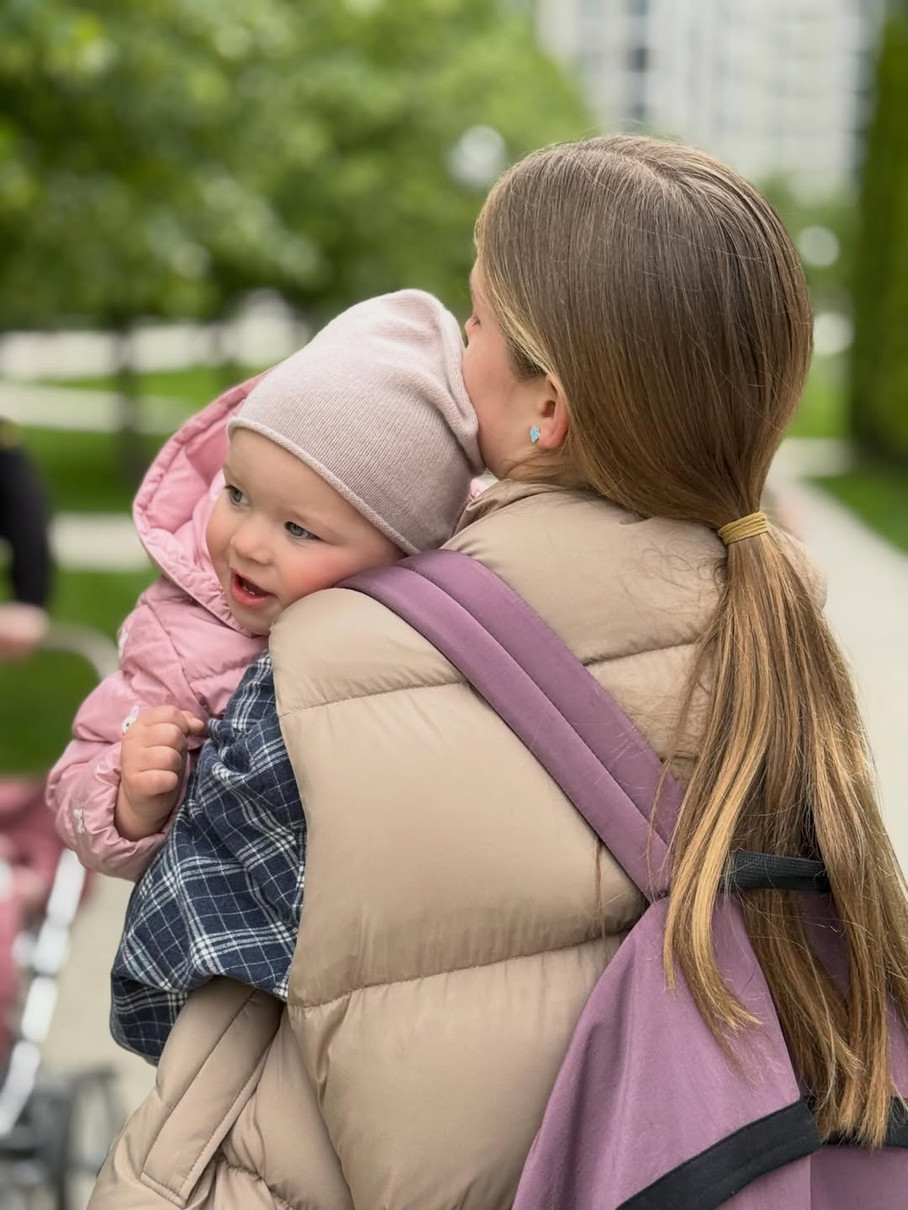 Дружина Усика показала, як їхня старша дочка тримає на руках молодшу