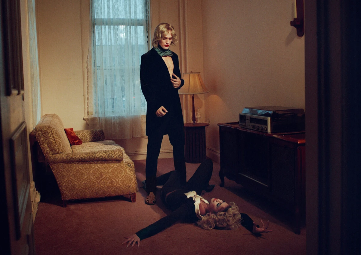 Зендея полежала на підлозі коло Роберта Паттінсона