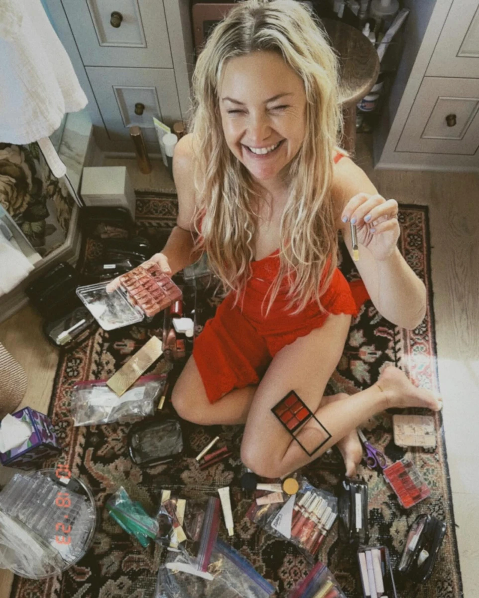 Зірка хоч і в оточенні косметики, проте сама позує без макіяжу