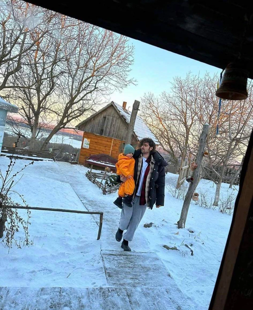 Вова та малий Іван йдуть з прогулянки