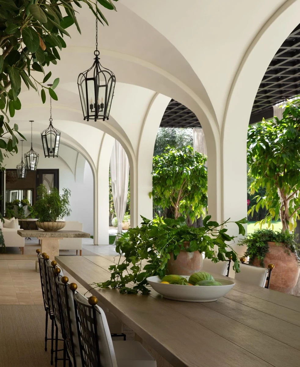 Тераса для відпочинку із обіднім столом 