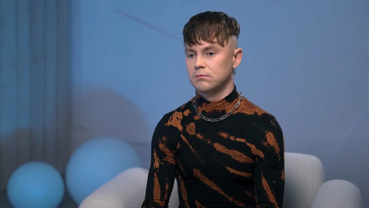 Артема виростили мама та бабуся. Батьківською фігурою для хлопця став нерідний дідусь, який з'явився в його житті в 12 років, а помер, коли Пивоварову було 22. Це стало для нього великим ударом, але присутність дідуся співак відчуває досі