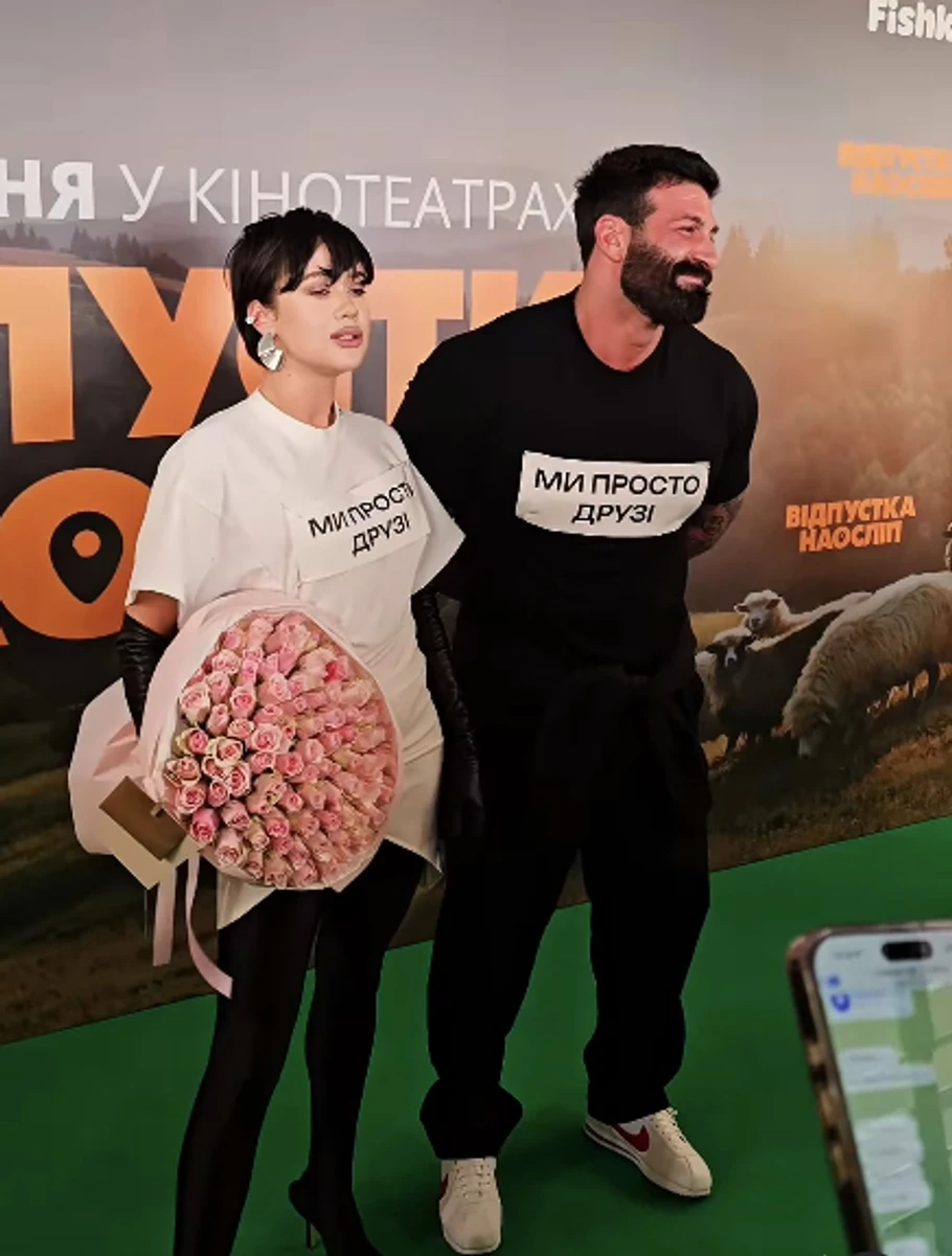 Даніель Салем попозував із Lida Lee у парному одязі