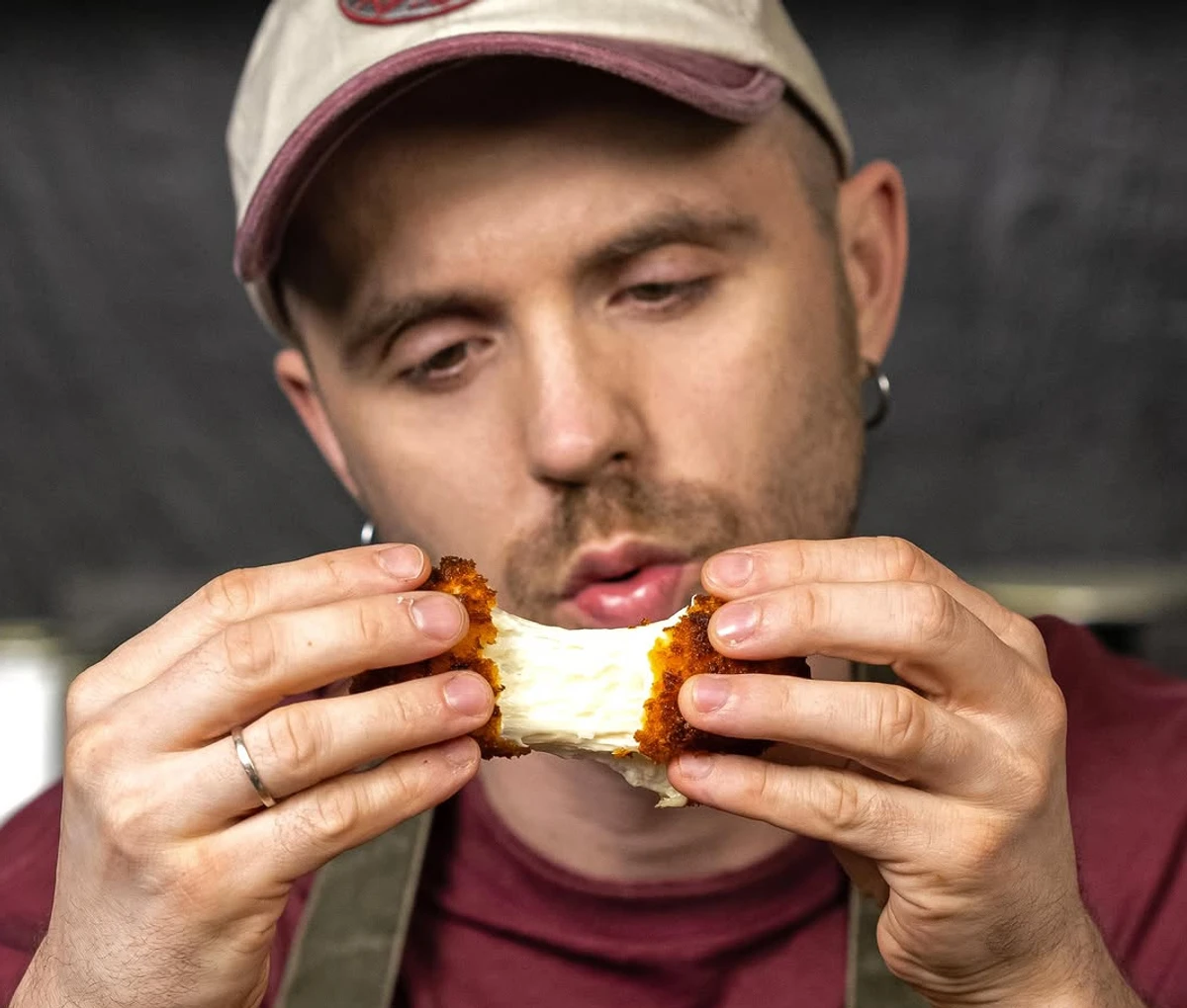 Міша Кацурін показав, як приготувати камамбер фрі