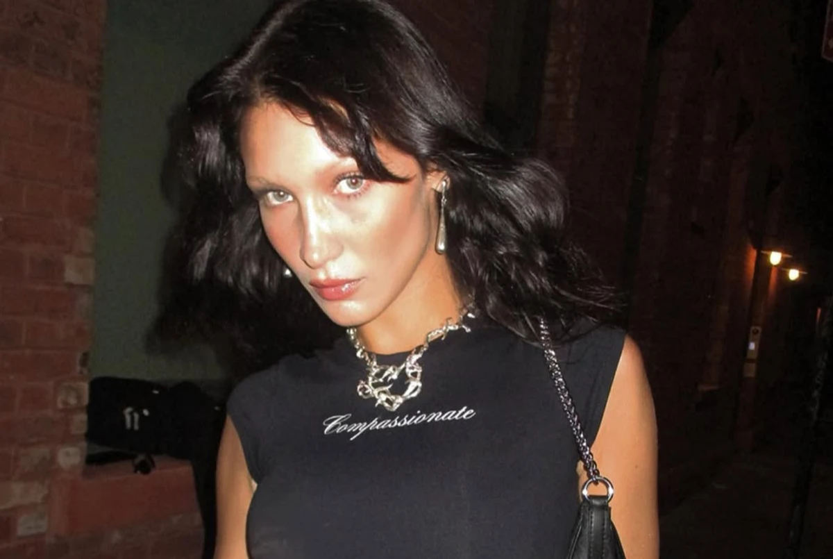 Белла Хадід позує для фото