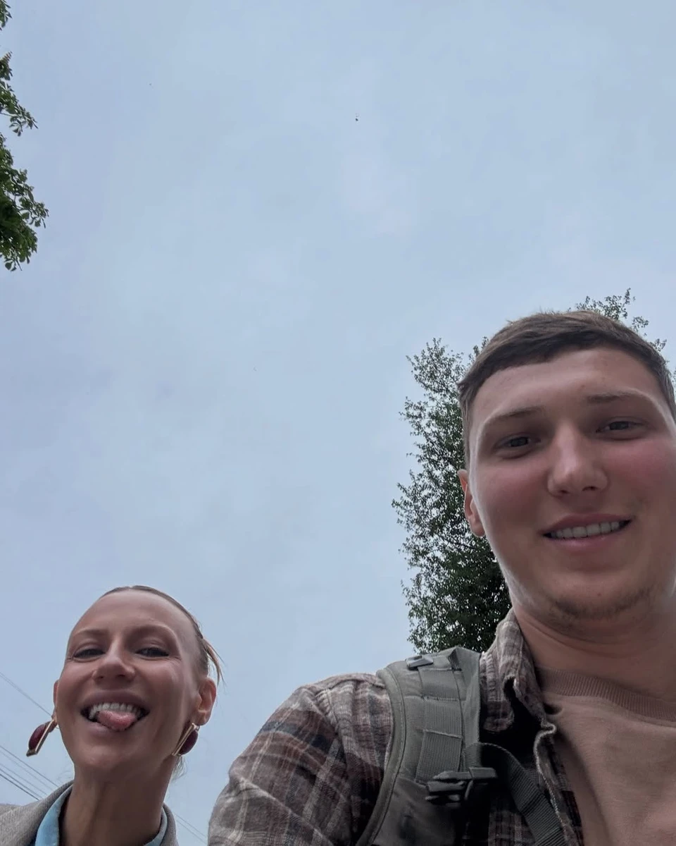 Леся Нікітюк зі своїм нареченим на селфі