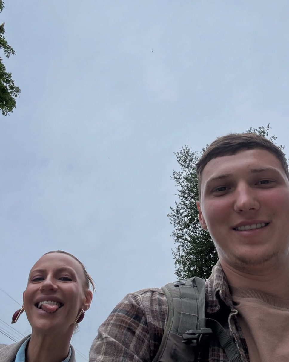 Леся Нікітюк зі своїм нареченим на селфі