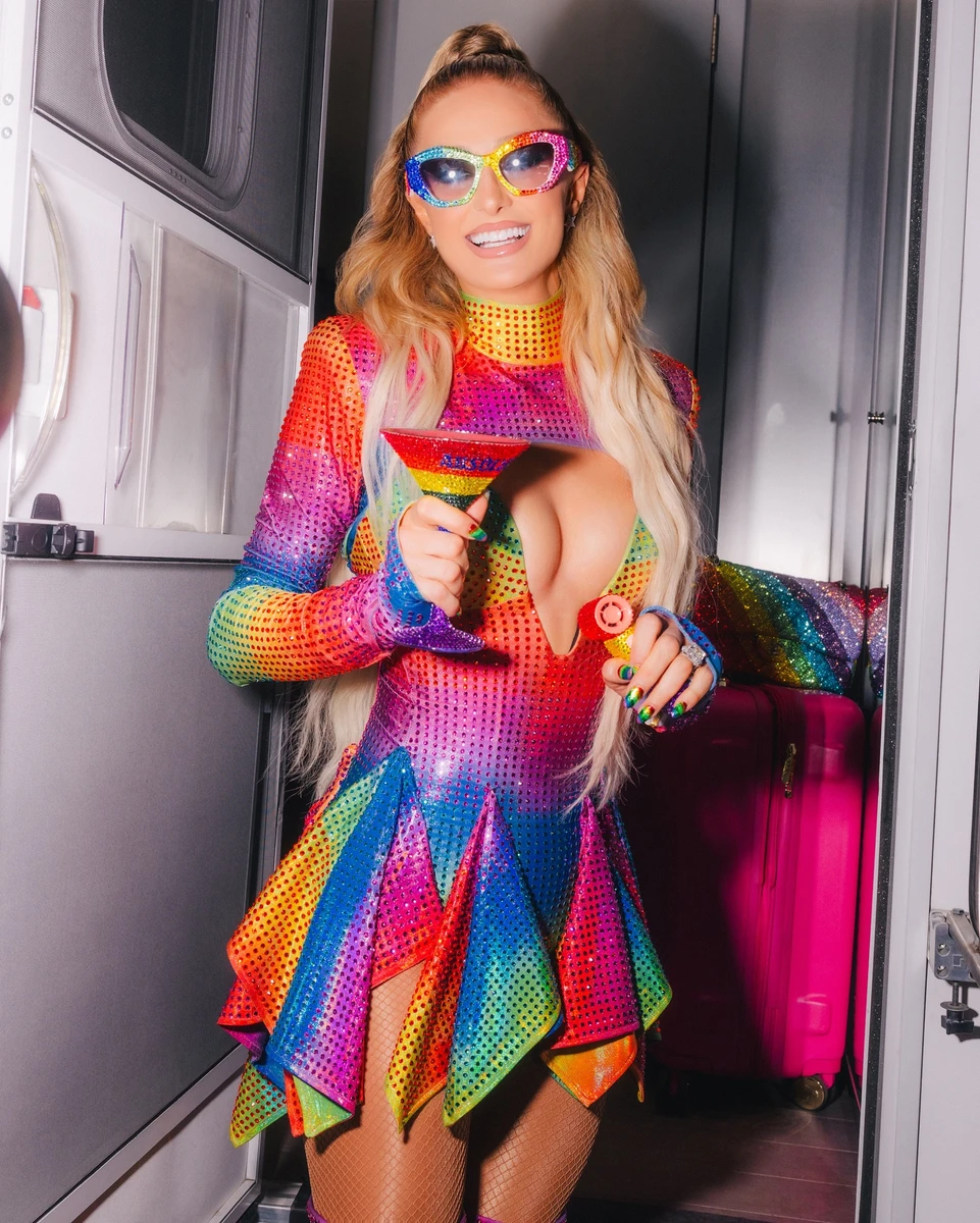 Періс Хілтон у блискучій сукні похизувалася декольте на концерті