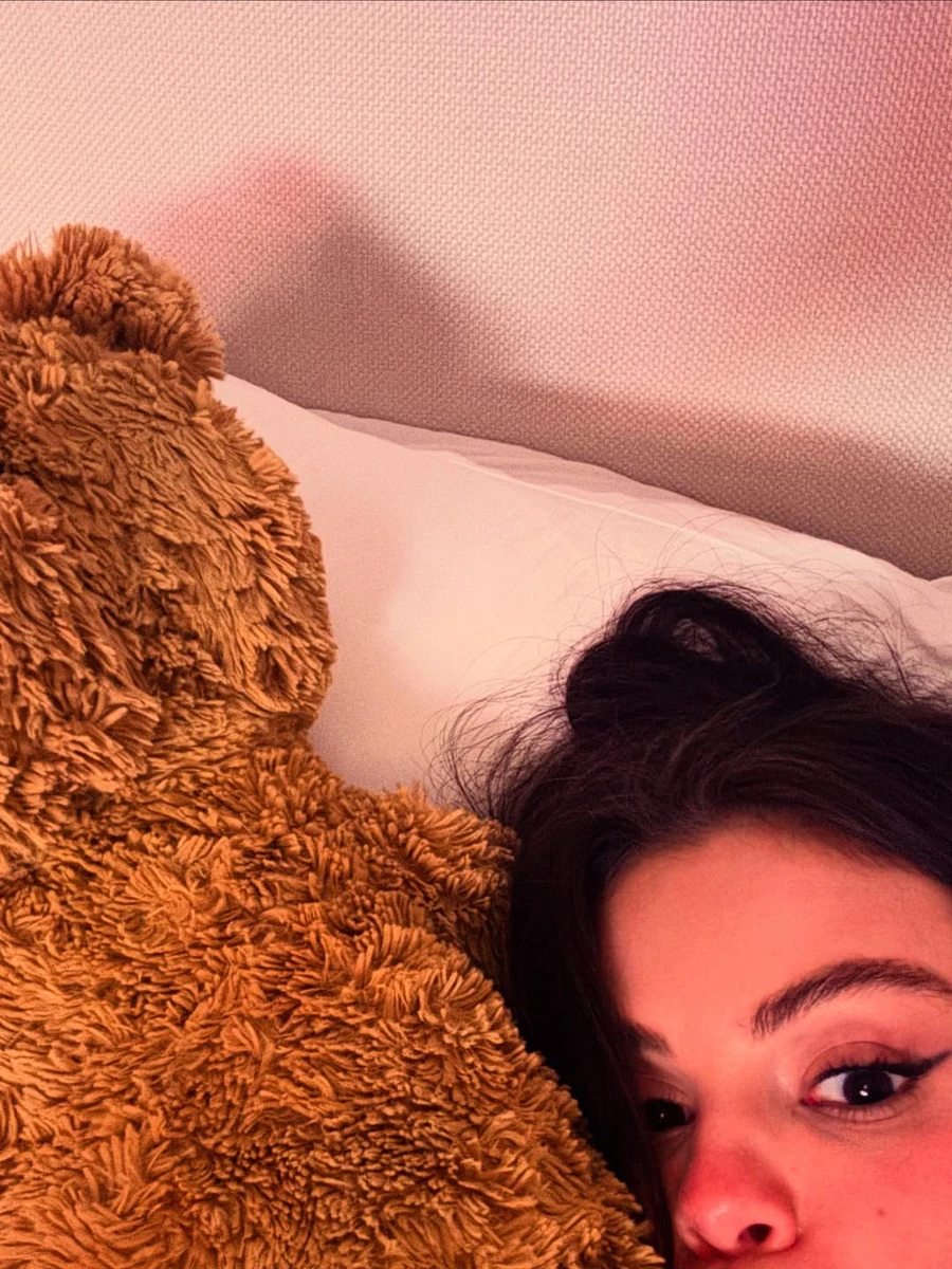 Селена Гомес на ліжку показалася з плюшевим ведмедиком